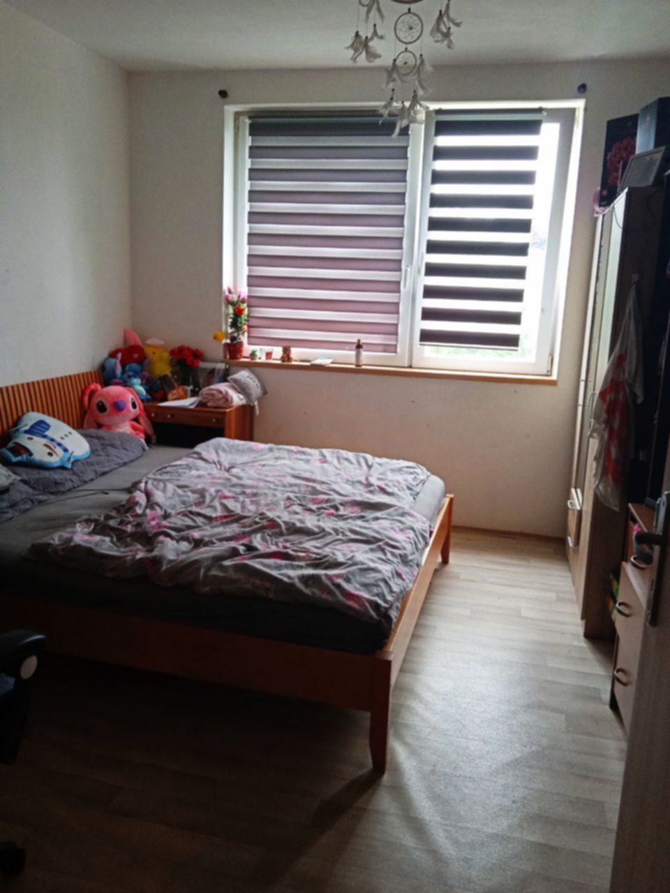 V zastoupení majitele nabízíme ke koupi velmi pěkný a udržovaný byt o dispozici 2+1 a celkové výměře 49 m², situovaný v klidné části Šumperka, v panelovém domě s dobrou občanskou vybaveností.
